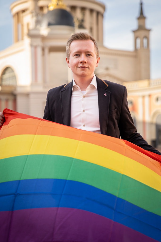 FDP kritisiert Hissung der Regenbogenflagge mit Birgit Bessin